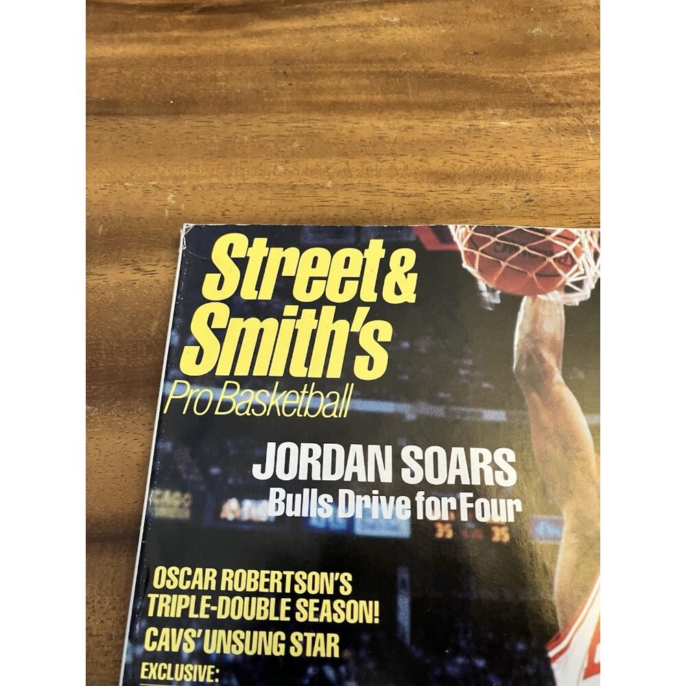 Street & Smith's Pro Basketball Magazine MICHAEL JORDAN Bulls 1993-94 NBA - Picture 2 of 8
